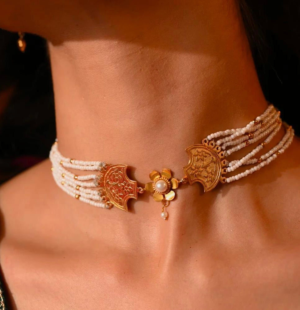 Guldasta choker