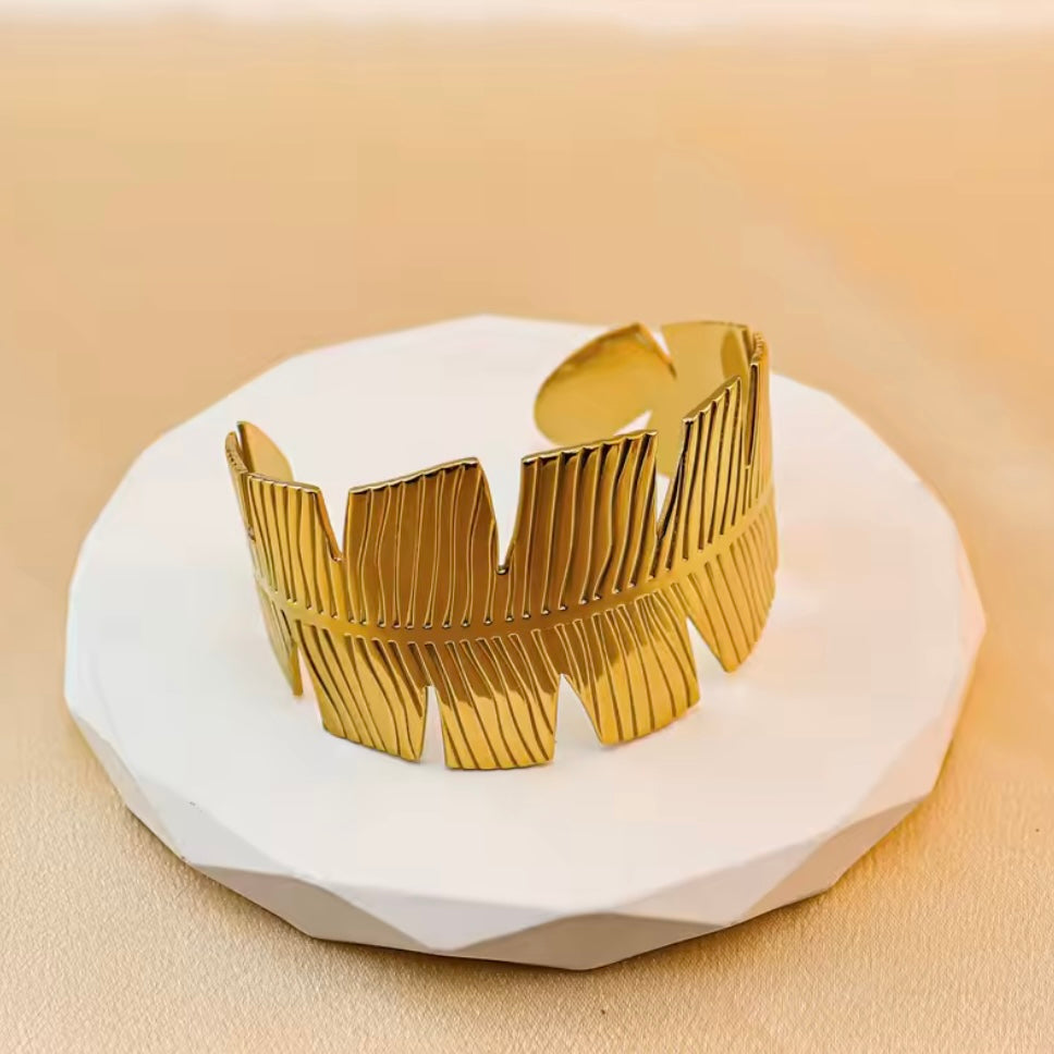 Lobate Gold Bangle