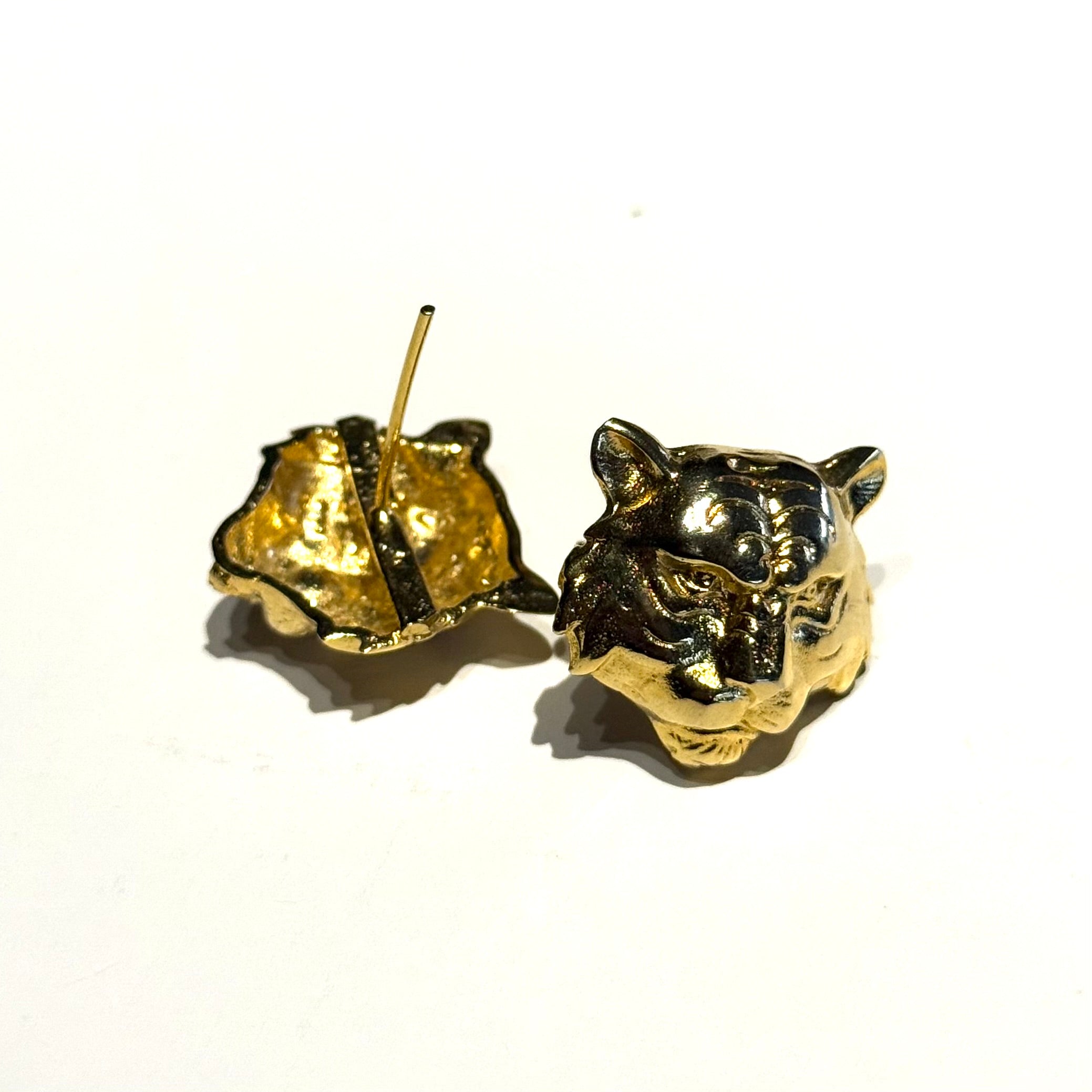 Roar Studs