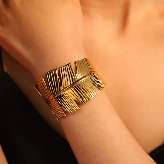 Lobate Gold Bangle