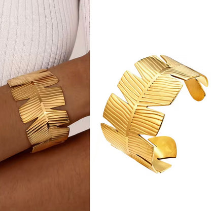 Lobate Gold Bangle